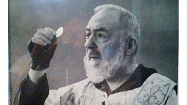 Padre Pio na ọrụ ebube nke ụbara achịcha