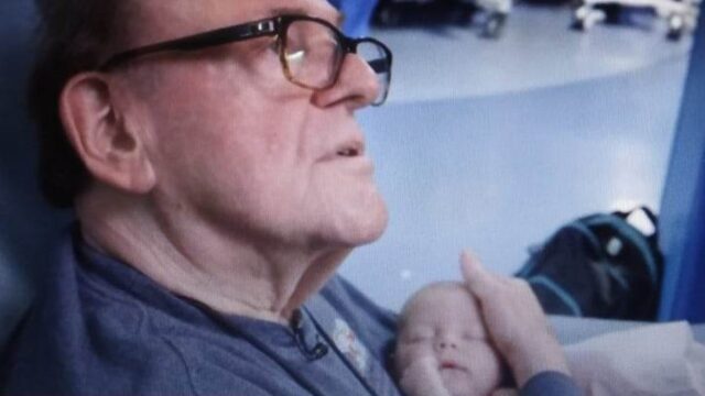 Un pensionar își petrece timpul îmbrățișând copiii în spital
