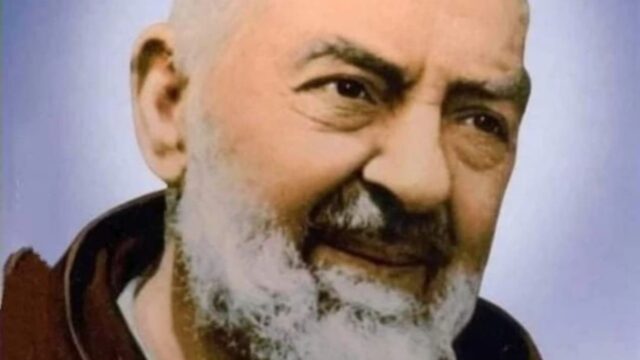 اماليا، نيو يارڪ ۾ اڪيلو ۽ مايوس، پيڊري پيو کان مدد لاء پڇي ٿو، جيڪو پراسرار طور تي هن ڏانهن ظاهر ٿئي ٿو.