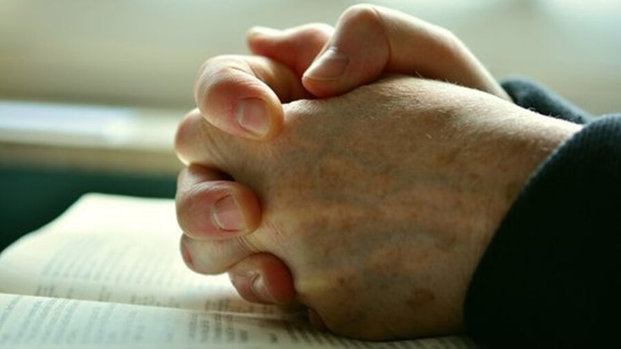 L’importanza della preghiera per ricordare i nostri cari defunti.
