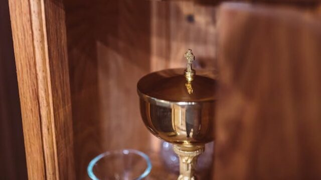 Afartanka saacadood ee Eucharist ee San Giovanni Rotondo: daqiiqad aad u daacad ah Padre Pio