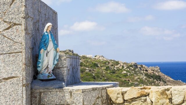 Ang leyenda ni Santa Maria a Mare. Ang Madonna nakit-an sa baybayon