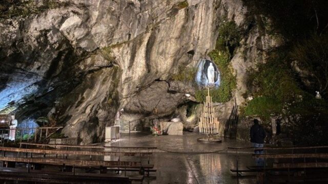 80 persones es submergeixen cada any a la piscina de Lourdes per les seves propietats miraculoses