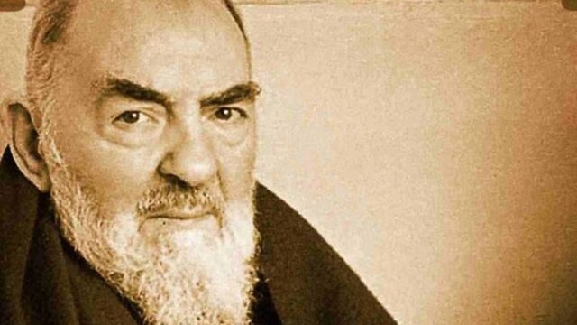 Padre Pio revele tèt li bay yon fidèl epi li desann soti nan lotèl la nan Iland, pandan lamès