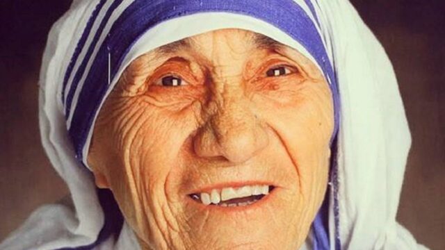 Var kallas Moder Teresas kropp av Calcutta "de fattigas helgon"?