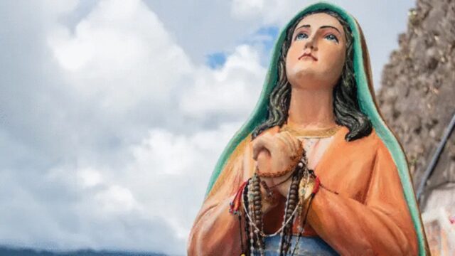 Ev kadınlarının hamisi Santa Marta için dua