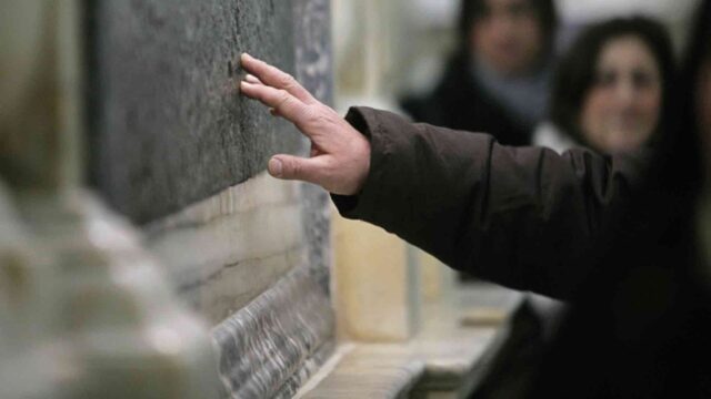 Què representa el gest de posar la mà sobre la tomba de Sant Antoni?