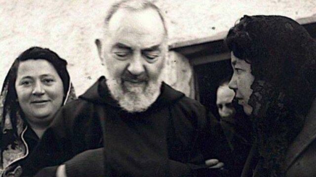 Padre Pio le kamano e khethehileng eo a neng a e-na le eona le basali