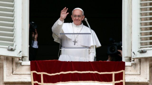פניית אנגלוס של האפיפיור פרנציסקוס קורא לכל העולם לעצור ולהרהר