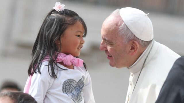 Бяцхан охин Ромын Пап ламаас Бурханыг хэн бүтээсэн бэ гэж асууж, хариулт авдаг