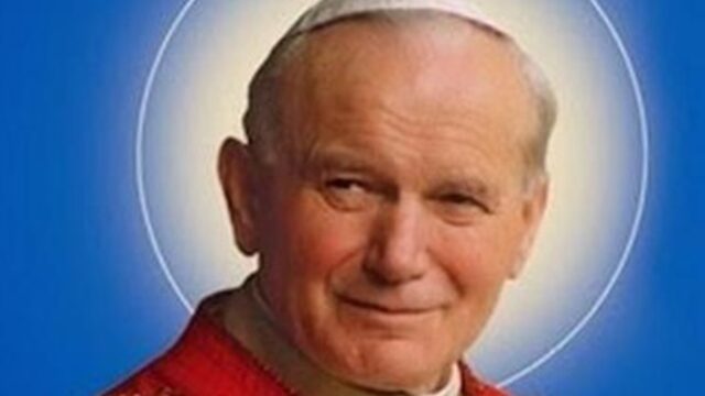Семья принимает чудо у могилы Иоанна Павла II