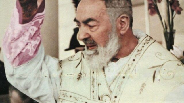 Afọ iri abụọ gara aga ọ ghọrọ onye senti: Padre Pio, ihe atụ nke okwukwe na ọrụ ebere (Ekpere vidiyo nye Padre Pio n'oge siri ike)