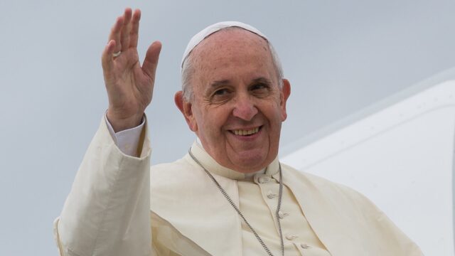 Paus Franciscus "Wa't in frou sear docht, ûntheiligt God"
