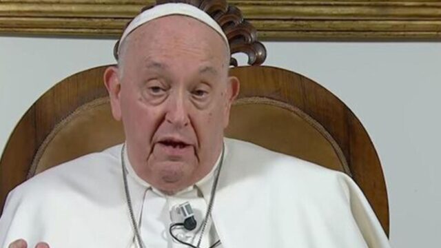 Paus Franciscus legt zijn gedachten over wereldvrede en draagmoederschap uit