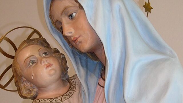 Een prachtige dame verscheen aan zuster Elisabetta en het wonder van de Madonna van de Goddelijke Huilen vond plaats