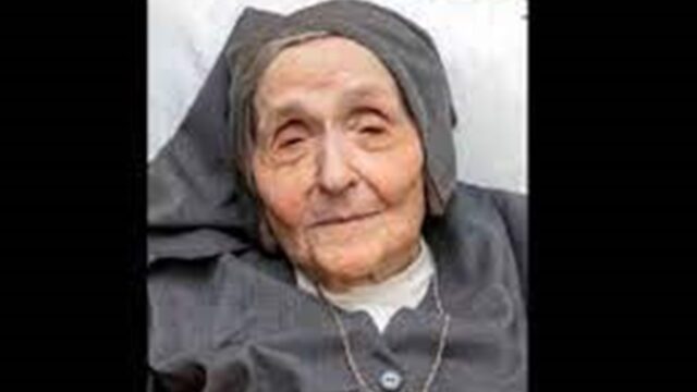 Efter hennes död dyker skriften "Maria" upp på syster Giuseppinas arm