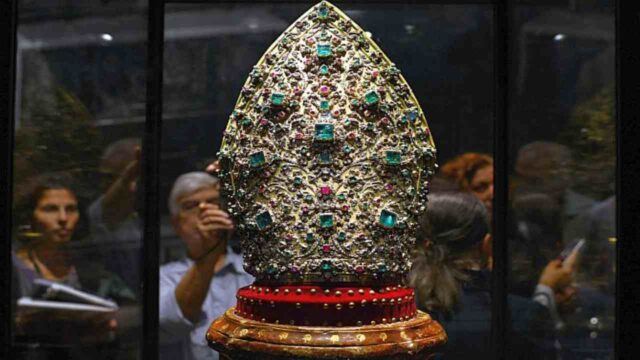 Митра Сан Дженнаро, покровителя Неаполя, самый ценный предмет сокровищницы.