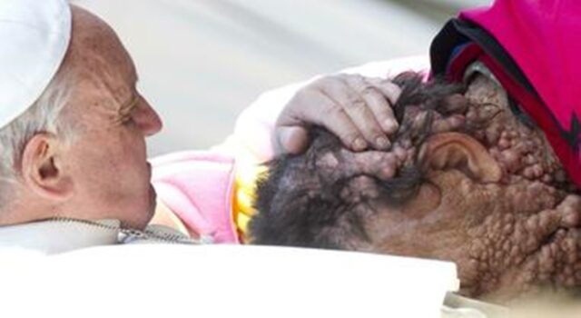 It leaflike gebaar fan de paus dat tûzenen minsken beweecht