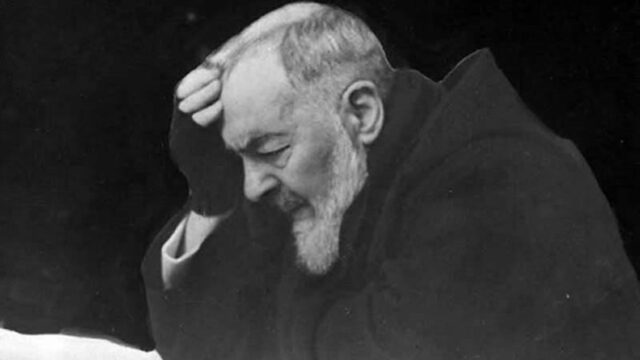 La animoj en Purgatorio fizike aperis al Padre Pio